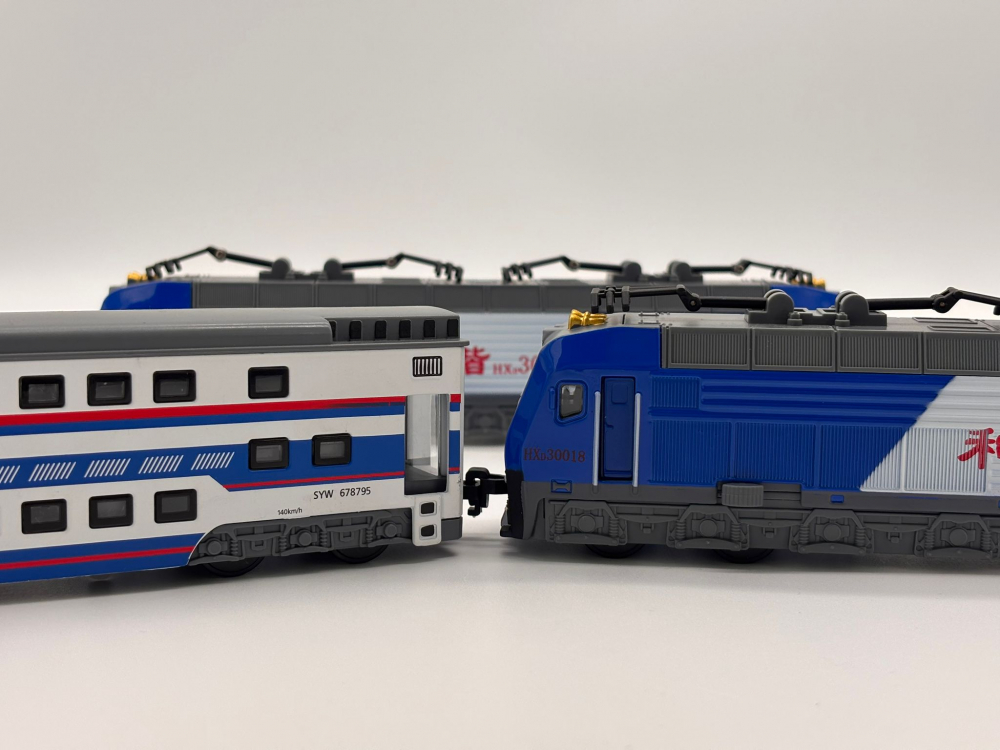 2 Locomotive Electrice cu Vagon din Metal – 70 cm Lungime Totală, Sunete și Lumini, Baterii Incluse [11]