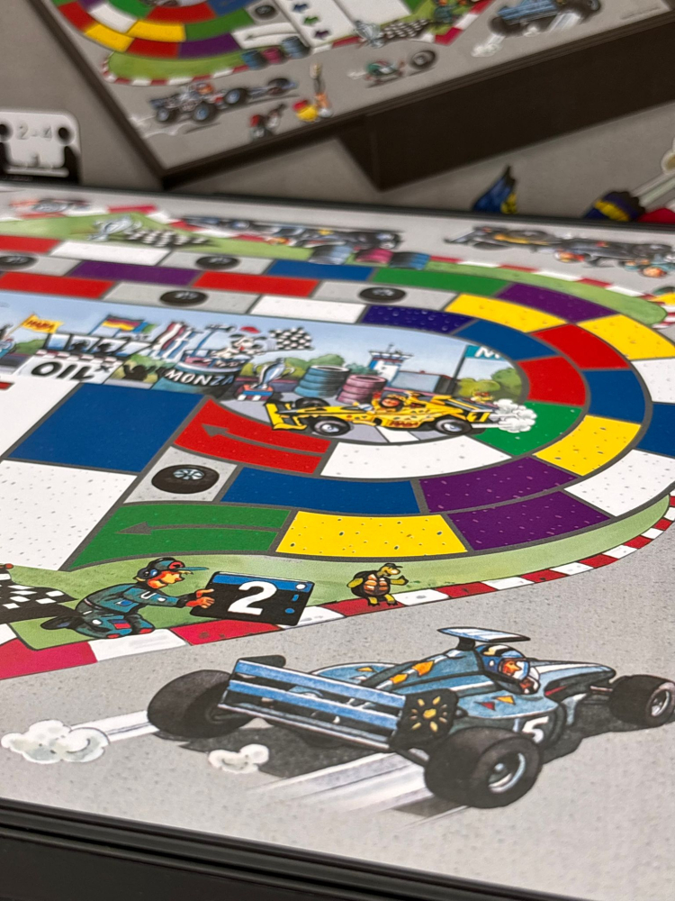 Joc de Masă Racing Game – 2-6 Jucători, Cu Mașinuțe, Zaruri Colorate și Tablă 32x32 cm, Strategie și Distracție pentru Toată Familia [3]