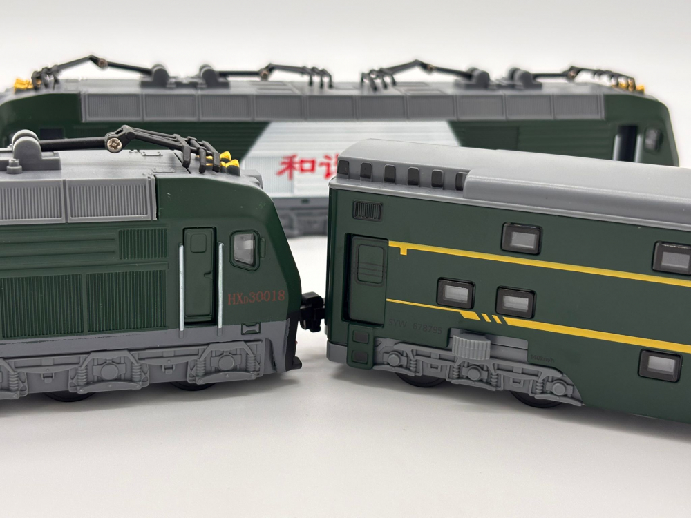 2 Locomotive Electrice cu Vagon din Metal – 70 cm Lungime Totală, Sunete și Lumini, Baterii Incluse [9]