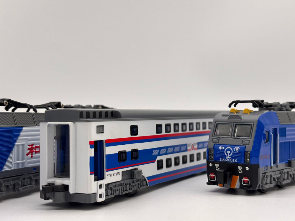 2 Locomotive Electrice cu Vagon din Metal – 70 cm Lungime Totală, Sunete și Lumini, Baterii Incluse [10]