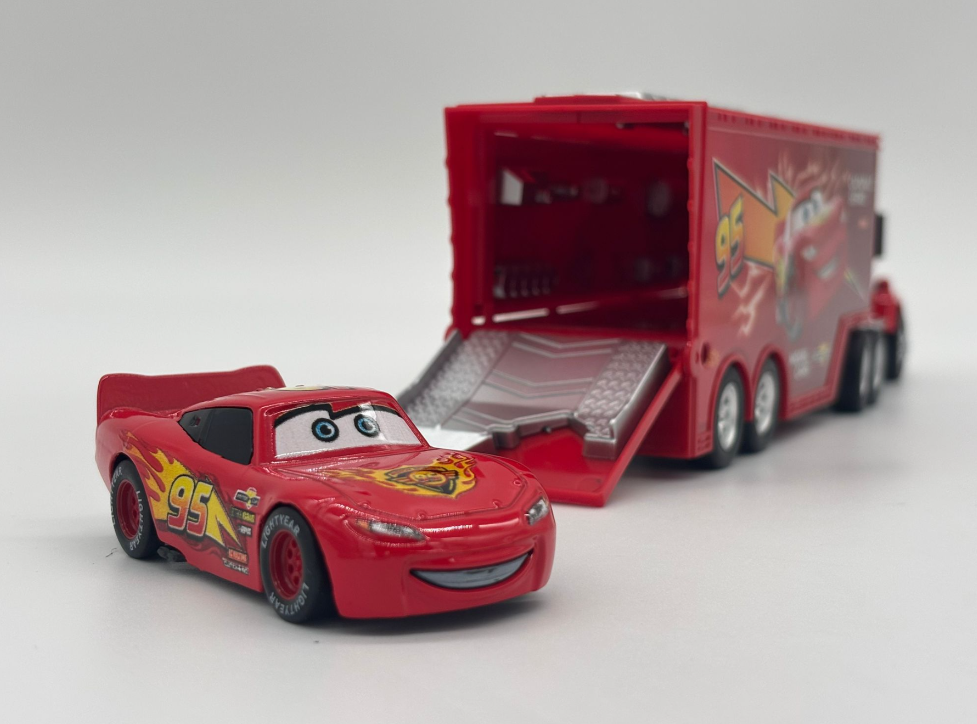 Masinuta Fulger McQueen si Tir Mack Hauler din Cars, Metal, 23 cm, Masinuta 8 cm Pull Back, Portbagaj si Laterale Deschizabile, Functie Lansare Rapida, Camion si Masina din Metal [2]