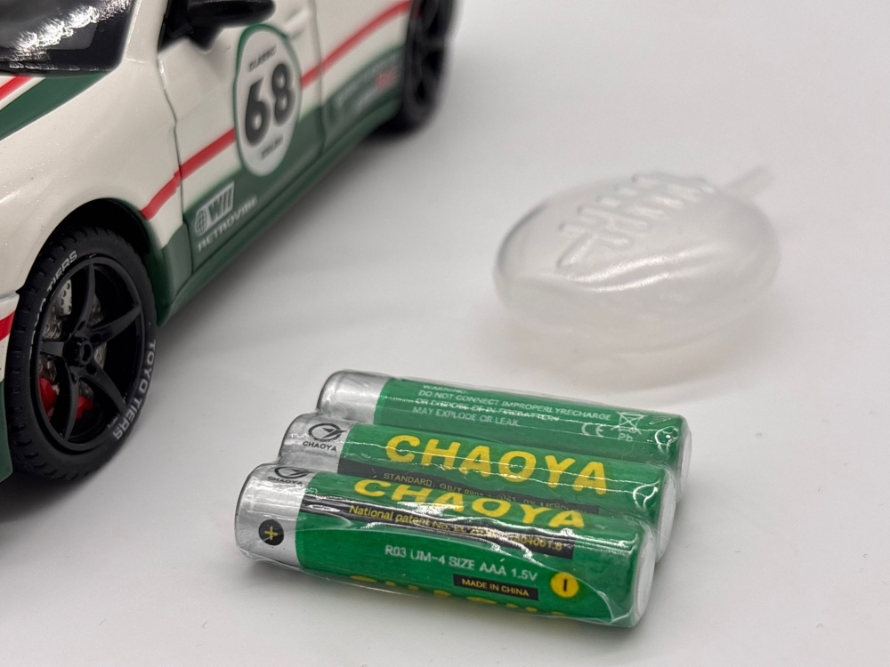 Automachetă Porsche Panamera, 20 cm, Funcție Pull-Back, Uși, Portbagaj și Capotă Deschizătoare, Lumină, Sunet și Efect de Fum (Baterii Incluse) [15]