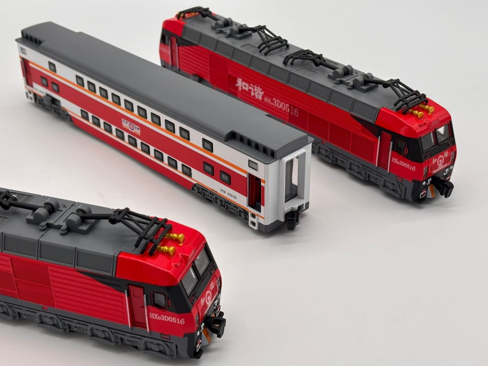 2 Locomotive Electrice cu Vagon din Metal – 70 cm Lungime Totală, Sunete și Lumini, Baterii Incluse [12]