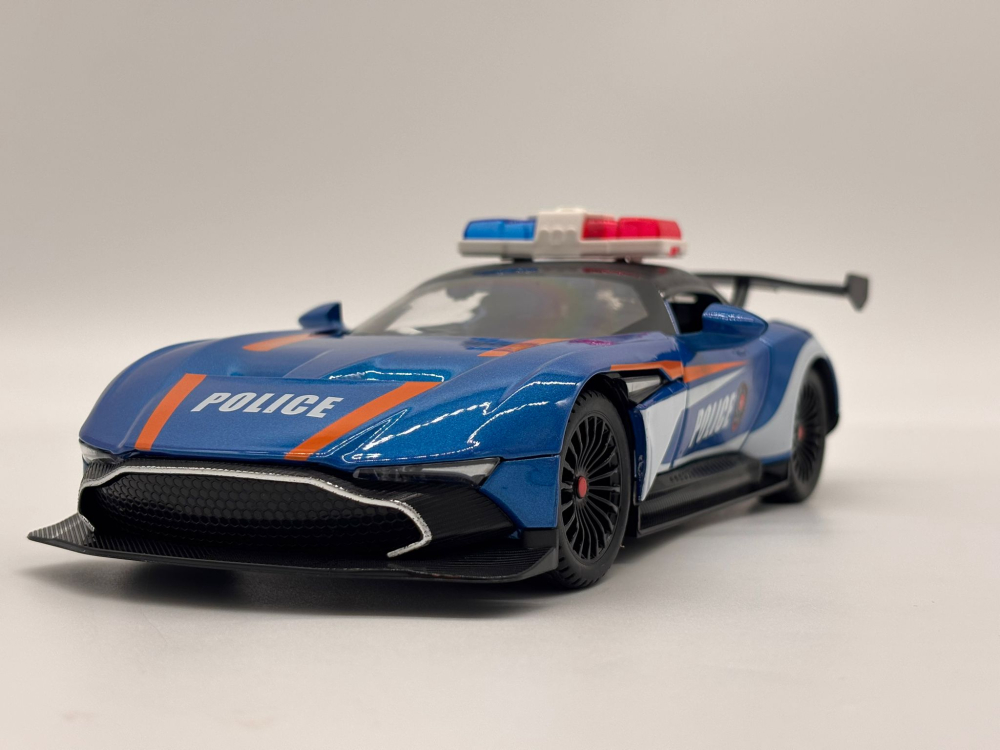 Automachetă Aston Martin Valkyrie Poliție, din Metal, 1:24, 20 cm, Funcție Pull-Back, Elemente Mobile, Sunete și Lumini [3]