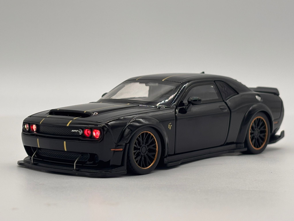 Automachetă Dodge Challenger Hellcat SRT din Metal, 1:32, Funcție Pull-Back, Uși, Capotă și Portbagaj Deschizătoare, Sunete și Lumini, 15.5 cm [2]