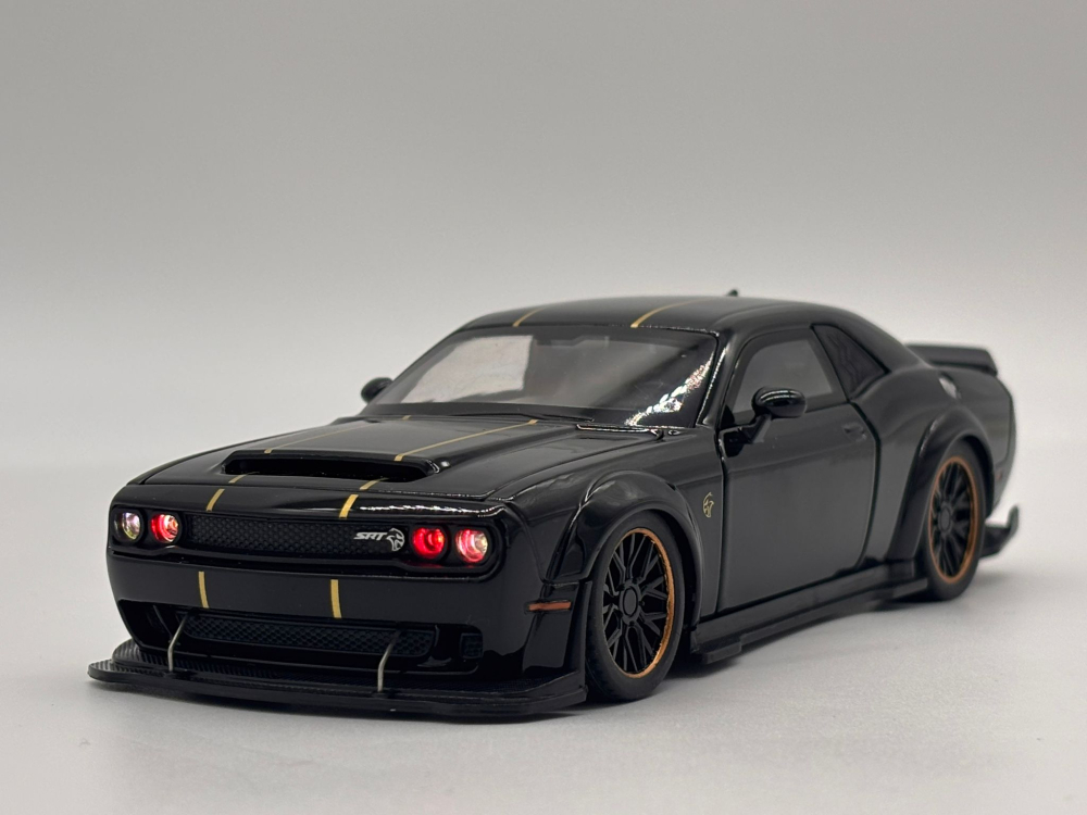Automachetă Dodge Challenger Hellcat SRT din Metal, 1:32, Funcție Pull-Back, Uși, Capotă și Portbagaj Deschizătoare, Sunete și Lumini, 15.5 cm [6]