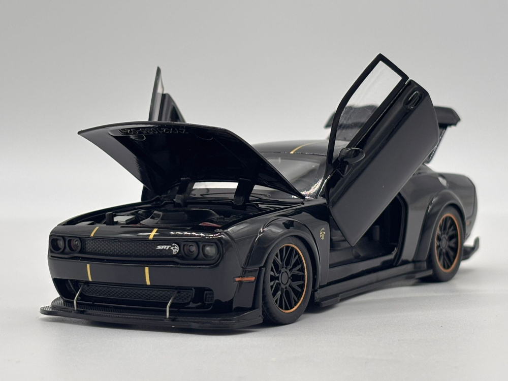 Automachetă Dodge Challenger Hellcat SRT din Metal, 1:32, Funcție Pull-Back, Uși, Capotă și Portbagaj Deschizătoare, Sunete și Lumini, 15.5 cm [8]