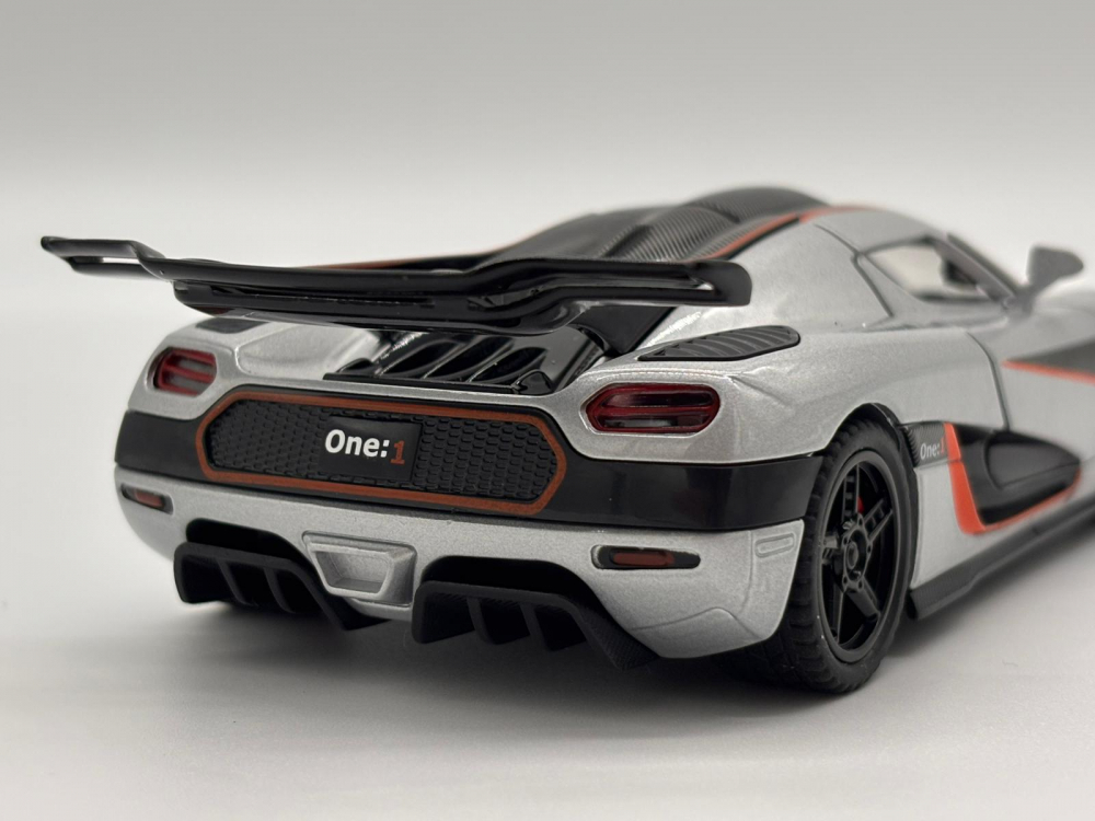 Automacheta Koenigsegg One – Metalică, 15 cm, cu Funcție Pull-Back, Uși și Elemente Mobile, Sunete și Lumini Realistice [10]