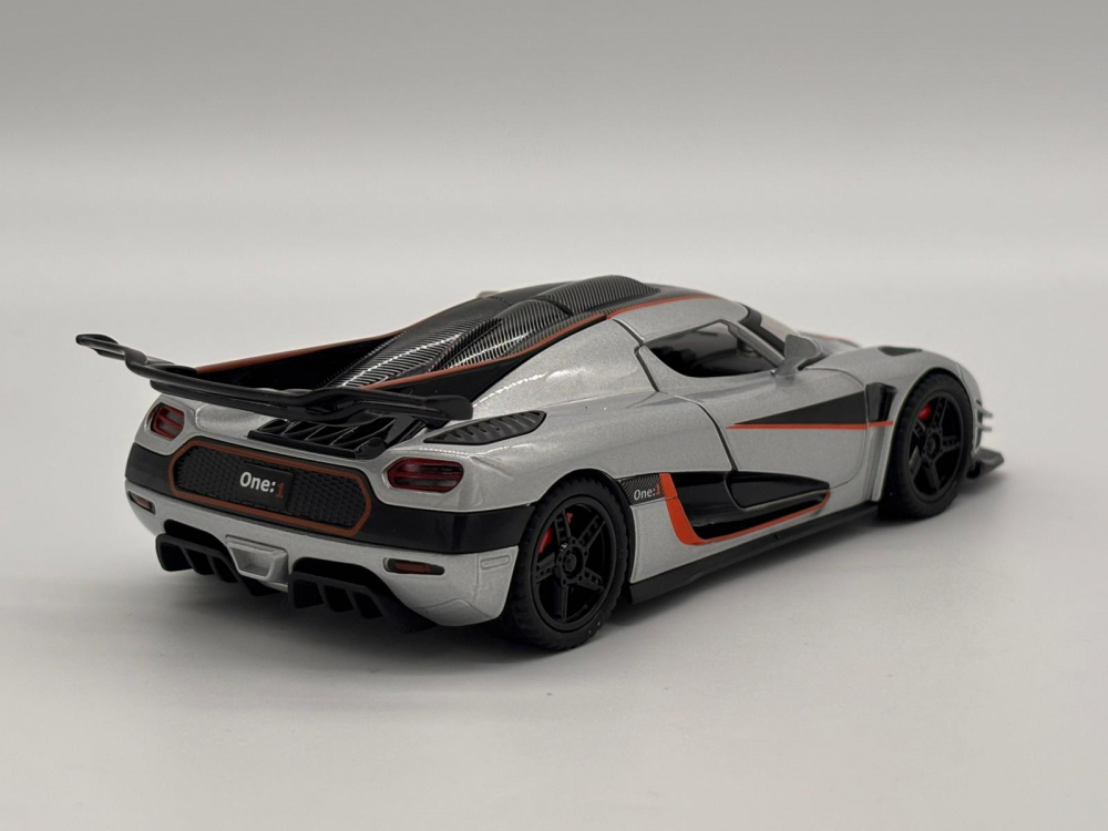 Automacheta Koenigsegg One – Metalică, 15 cm, cu Funcție Pull-Back, Uși și Elemente Mobile, Sunete și Lumini Realistice [8]