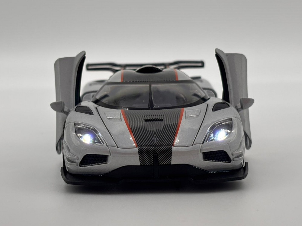 Automacheta Koenigsegg One – Metalică, 15 cm, cu Funcție Pull-Back, Uși și Elemente Mobile, Sunete și Lumini Realistice [14]