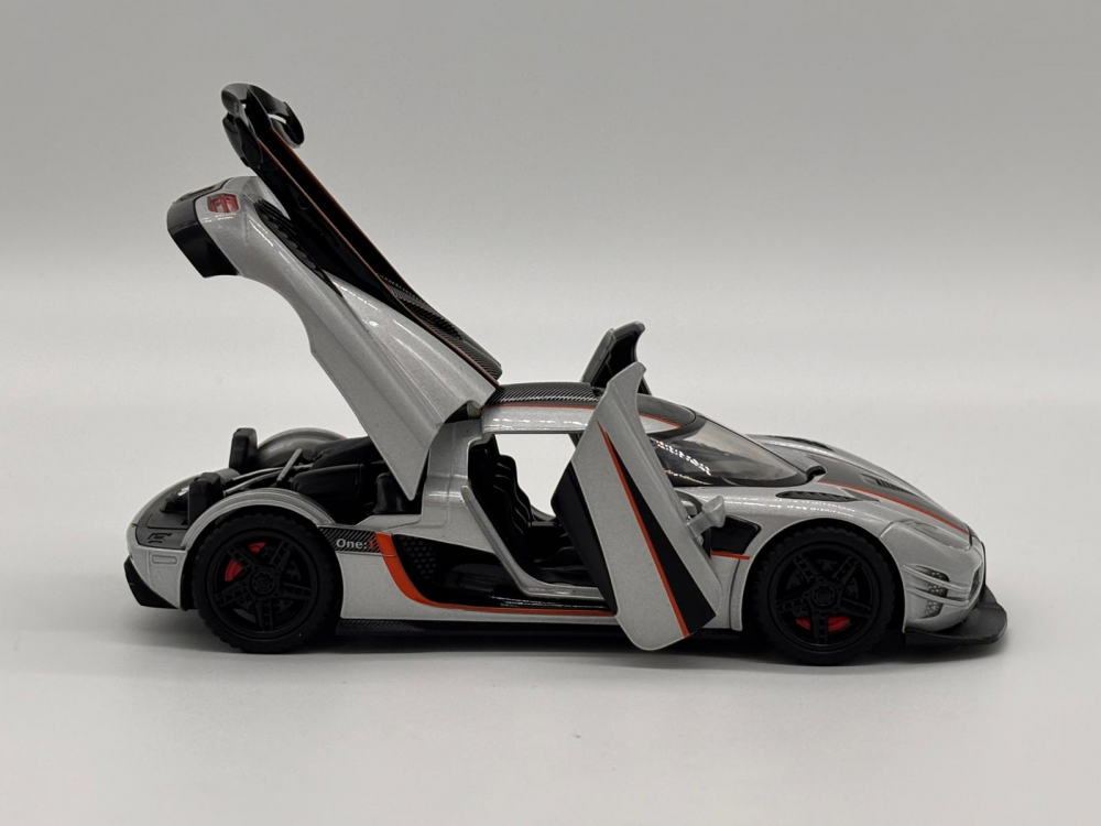 Automacheta Koenigsegg One – Metalică, 15 cm, cu Funcție Pull-Back, Uși și Elemente Mobile, Sunete și Lumini Realistice [17]