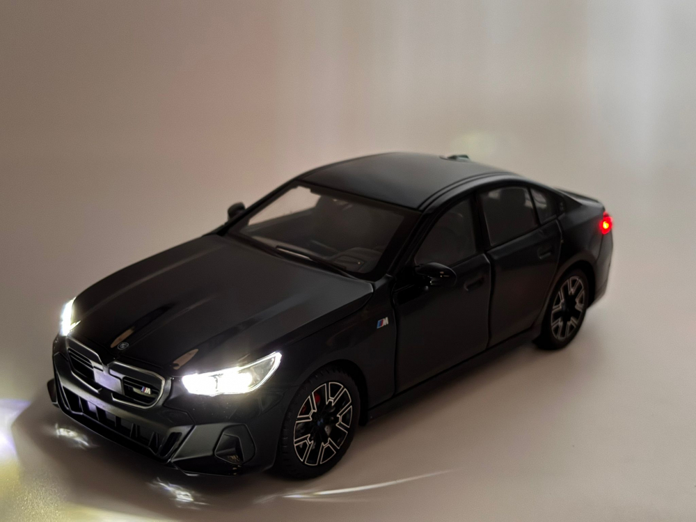 Macheta BMW i5 M60 din Metal – 20,5 cm, cu Sunete, Lumini, Funcție Pull-Back și Roți Direcționabile [8]