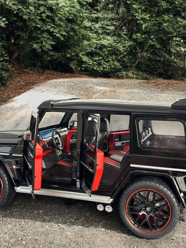 Macheta Mercedes G-Class Brabus, Fum pe Baza de Apa, din Metal, cu Lumini si Sunete realistice de Motor si Alarma, cu Functie Pull-Back, cu Functie de Deschidere a Usilor si de Viraj - Negru [12]
