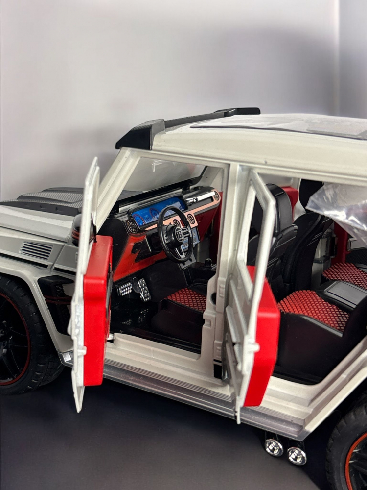 Macheta Mercedes G-Class Brabus, Fum pe Baza de Apa, din Metal, cu Lumini si Sunete realistice de Motor si Alarma, cu Functie Pull-Back, cu Functie de Deschidere a Usilor si de Viraj - Alb [2]