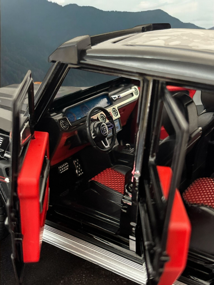 Macheta Mercedes G-Class Brabus, Fum pe Baza de Apa, din Metal, cu Lumini si Sunete realistice de Motor si Alarma, cu Functie Pull-Back, cu Functie de Deschidere a Usilor si de Viraj - Negru [13]