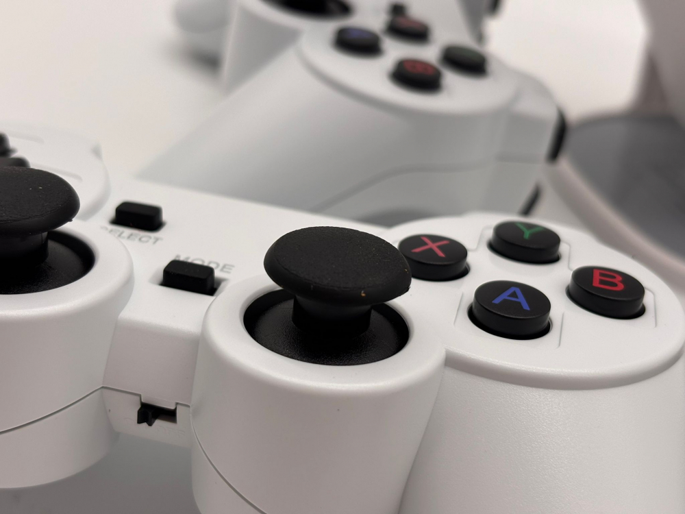 Videoproiector Smart Portabil P30 MAX, Android TV, 7000 Lumeni, 450 ANSI, Suport 4K, Wi-Fi 5G, Bluetooth, Auto Corecție, Difuzor, 10000 Jocuri Retro [15]