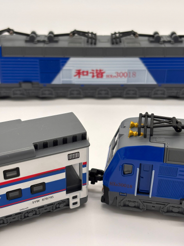 2 Locomotive Electrice cu Vagon din Metal – 70 cm Lungime Totală, Sunete și Lumini, Baterii Incluse [11]