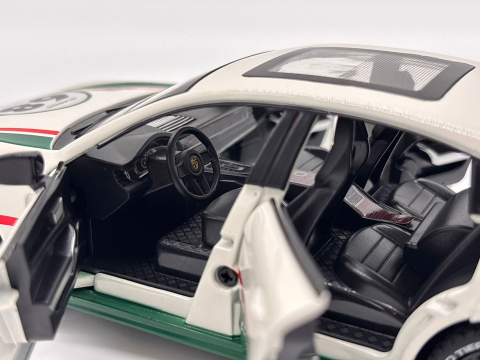 Automachetă Porsche Panamera, 20 cm, Funcție Pull-Back, Uși, Portbagaj și Capotă Deschizătoare, Lumină, Sunet și Efect de Fum (Baterii Incluse) [6]