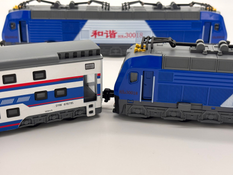 2 Locomotive Electrice cu Vagon din Metal – 70 cm Lungime Totală, Sunete și Lumini, Baterii Incluse [3]