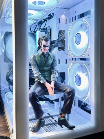 Figurina Joker 24cm – Suport Inclus, Ideală pentru Mașină, Birou sau Carcasa PC – Mască Inclusă [1]