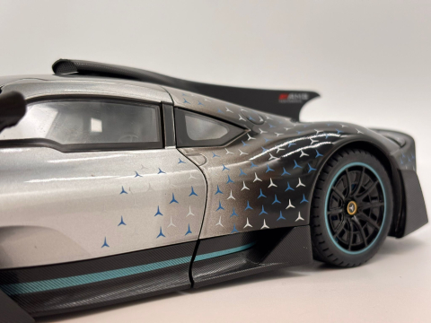 Automacheta Mercedes-Benz AMG One din Metal, 25 cm Usi si Elemente Mobile,Faruri, Stopuri si Bord Interior Luminate, Sunete Realiste, 25 cm, Volan Functional [4]
