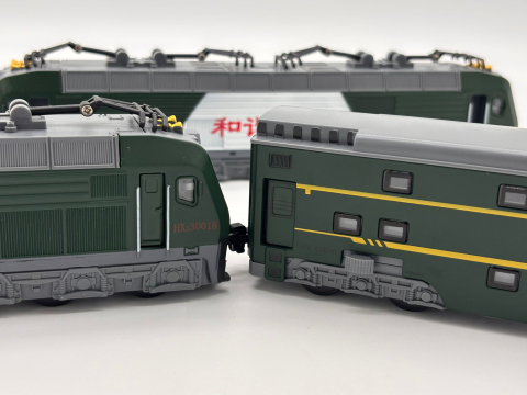 2 Locomotive Electrice cu Vagon din Metal – 70 cm Lungime Totală, Sunete și Lumini, Baterii Incluse [8]