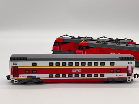 2 Locomotive Electrice cu Vagon din Metal – 70 cm Lungime Totală, Sunete și Lumini, Baterii Incluse [8]