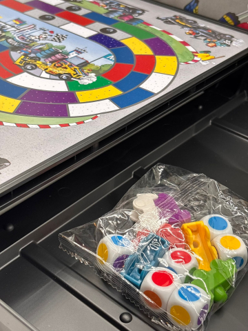 Joc de Masă Racing Game – 2-6 Jucători, Cu Mașinuțe, Zaruri Colorate și Tablă 32x32 cm, Strategie și Distracție pentru Toată Familia [1]