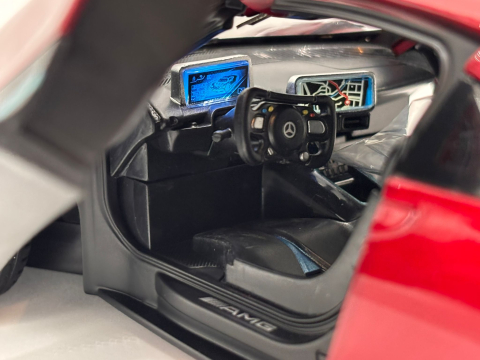 Automacheta Mercedes-Benz AMG One din Metal, 25 cm Usi si Elemente Mobile,Faruri, Stopuri si Bord Interior Luminate, Sunete Realiste, 25 cm, Volan Functional [12]