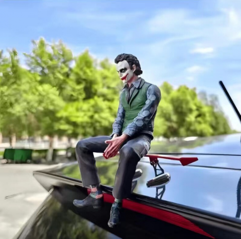 Accesorii Auto - Figurina Joker 24cm – Suport Inclus, Ideală pentru Mașină, Birou sau Carcasa PC – Mască Inclusă