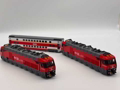 2 Locomotive Electrice cu Vagon din Metal – 70 cm Lungime Totală, Sunete și Lumini, Baterii Incluse [13]