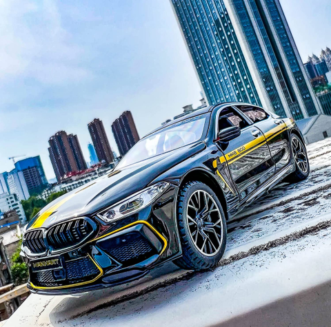 Automachetă BMW M8 Competition Pachet MANHART din Metal, 1:24, Fum pe Bază de Apă, Funcție Pull-Back, Uși, Capotă și Portbagaj Deschizătoare, Lumină și Sunet, 21 cm [7]