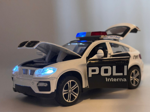 Automacheta BMW X6 de Politie, din Metal - Sunete și Lumină, Elemente Mobile, Detalii Realiste [1]