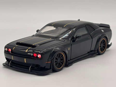 Automachetă Dodge Challenger Hellcat SRT din Metal, 1:32, Funcție Pull-Back, Uși, Capotă și Portbagaj Deschizătoare, Sunete și Lumini, 15.5 cm [0]