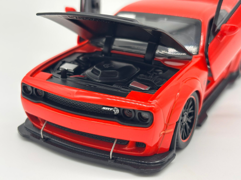 Automachetă Dodge Challenger Hellcat SRT din Metal, 1:32, Funcție Pull-Back, Uși, Capotă și Portbagaj Deschizătoare, Sunete și Lumini, 15.5 cm [1]
