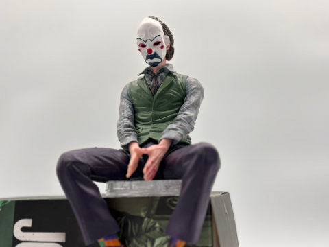 Figurina Joker 24cm – Suport Inclus, Ideală pentru Mașină, Birou sau Carcasa PC – Mască Inclusă [10]