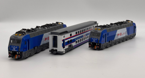 2 Locomotive Electrice cu Vagon din Metal – 70 cm Lungime Totală, Sunete și Lumini, Baterii Incluse [7]