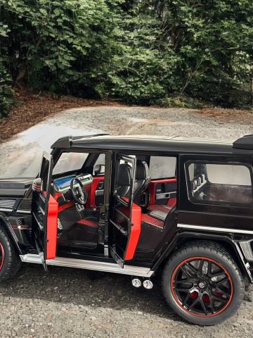 Macheta Mercedes G-Class Brabus, Fum pe Baza de Apa, din Metal, cu Lumini si Sunete realistice de Motor si Alarma, cu Functie Pull-Back, cu Functie de Deschidere a Usilor si de Viraj - Negru [11]