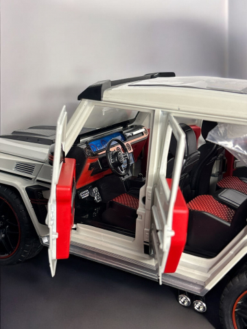 Macheta Mercedes G-Class Brabus, Fum pe Baza de Apa, din Metal, cu Lumini si Sunete realistice de Motor si Alarma, cu Functie Pull-Back, cu Functie de Deschidere a Usilor si de Viraj - Alb [1]