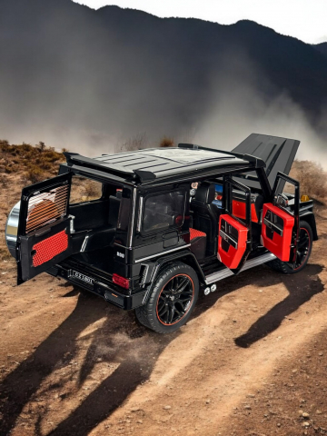 Macheta Mercedes G-Class Brabus, Fum pe Baza de Apa, din Metal, cu Lumini si Sunete realistice de Motor si Alarma, cu Functie Pull-Back, cu Functie de Deschidere a Usilor si de Viraj - Negru [2]