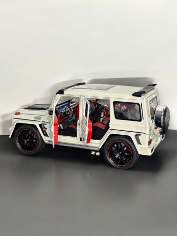 Macheta Mercedes G-Class Brabus, Fum pe Baza de Apa, din Metal, cu Lumini si Sunete realistice de Motor si Alarma, cu Functie Pull-Back, cu Functie de Deschidere a Usilor si de Viraj - Alb [2]