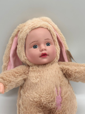 Papusa Bebe in Costum de Iepuras de Plus , 35 cm, Canta „Nu mi-e frica de bau-bau”. [1]