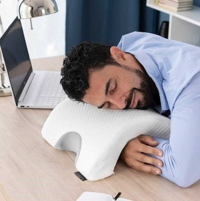 Pernă ortopedică din spumă cu memorie, special concepută pentru persoanele care dorm cu mâna sub pernă. [8]