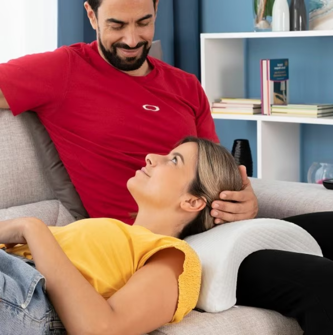 Pernă ortopedică din spumă cu memorie, special concepută pentru persoanele care dorm cu mâna sub pernă. [7]