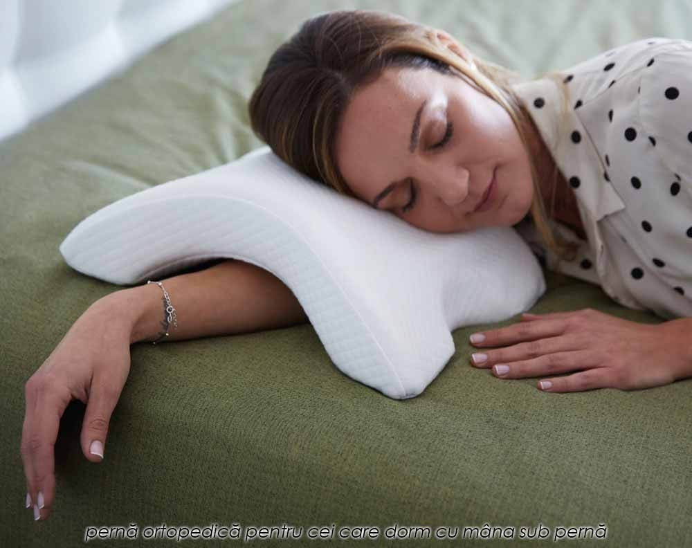Pernă ortopedică din spumă cu memorie, special concepută pentru persoanele care dorm cu mâna sub pernă. [4]