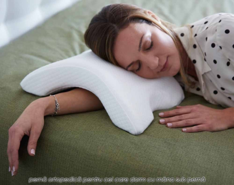 Pernă ortopedică din spumă cu memorie, special concepută pentru persoanele care dorm cu mâna sub pernă. [3]