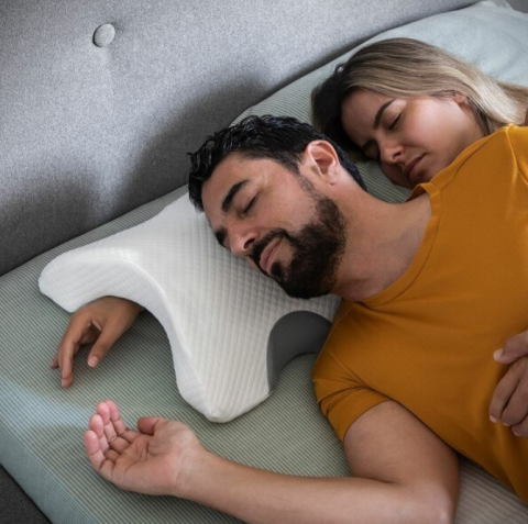 Perne Ortopedice - Pernă ortopedică din spumă cu memorie, special concepută pentru persoanele care dorm cu mâna sub pernă.