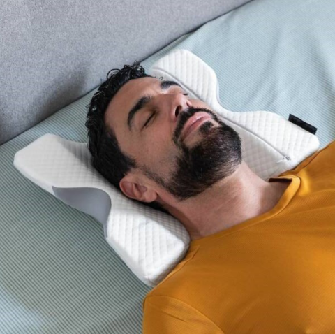 Pernă ortopedică din spumă cu memorie, special concepută pentru persoanele care dorm cu mâna sub pernă. [5]