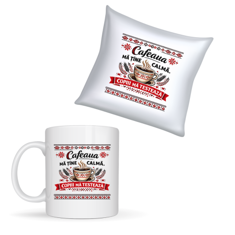 CADOURI PERSONALIZATE - Set Cadou pentru Mamă – Cană și Pernă Personalizate „Cafeaua mă ține calmă. Copiii mă testează.”