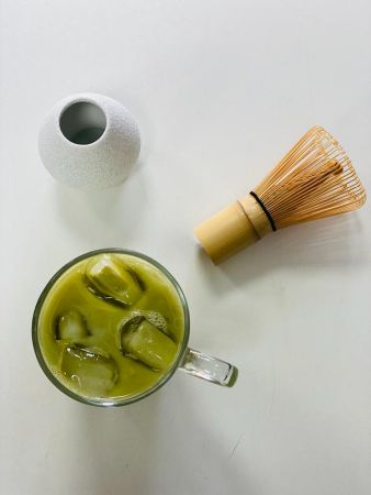 Matcha Whisk Holder - suport alb păstrare pămătuf [1]